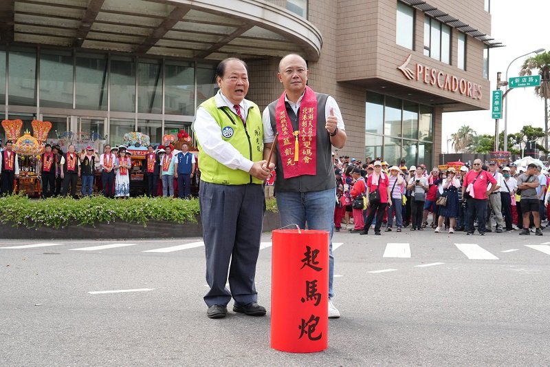 開臺澎湖天后宮、北港朝天宮「雙媽會」遶境 陳光復點燃起馬炮祈安