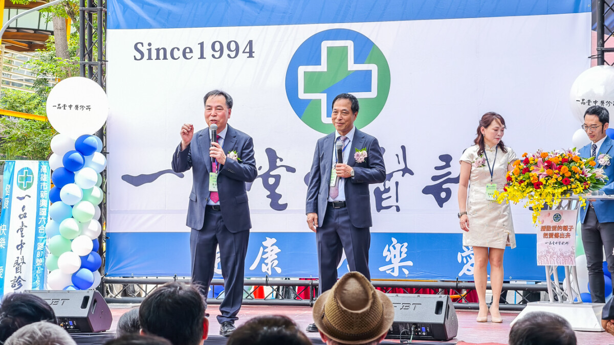 ▲「一品堂中醫」總院長蔡全德(左一)再次兌現「把醫療化作善行」的承諾,宣布捐出超過200萬元,協助12所學校與慈善單位發展,並邀鄉親一起見證醫療與愛心兼具的新里程碑。(圖/記者黃淑貞攝)