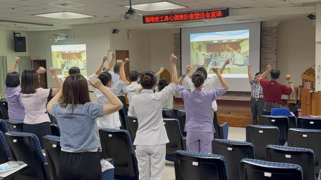 ▲醫護人員靈活身體釋放壓力。