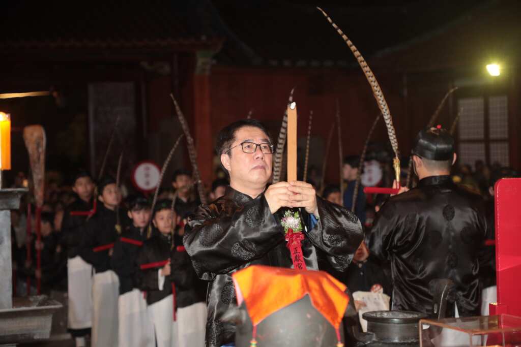 ▲正獻官黃偉哲依禮獻上香燭,整齊佾舞與雅樂相伴,展現祭孔大典尊師重道的精神。
