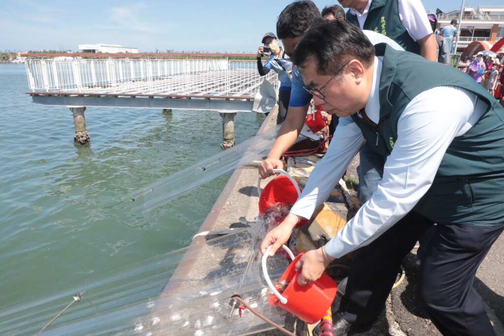 ▲台南市長黃偉哲體驗魚苗放流，呼籲各界重視生態保育與漁業資源永續。