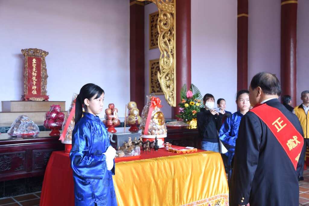 ▲澎湖縣各界紀念至聖先師2575周年誕辰釋奠典禮，28日上午在孔廟隆重舉行，由縣長陳光復擔任正獻官。