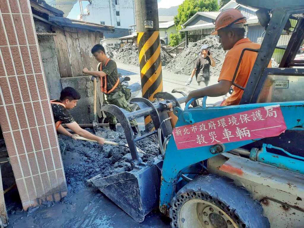 ▲搭配國軍清理民眾家內淤泥。