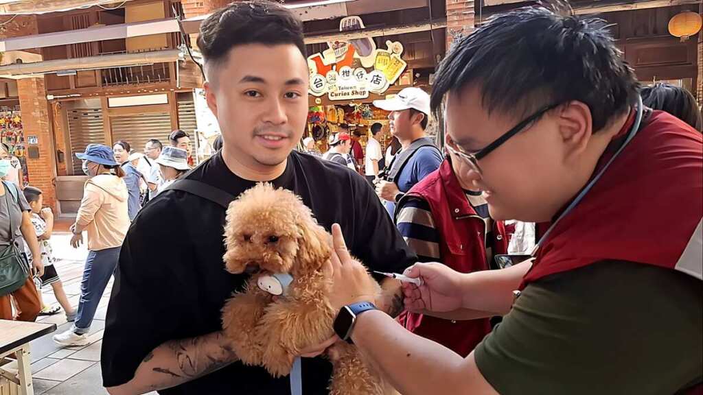 ▲9月28世界狂犬病日,新北市動保處在深坑老街進行狂犬病疫苗施打。
