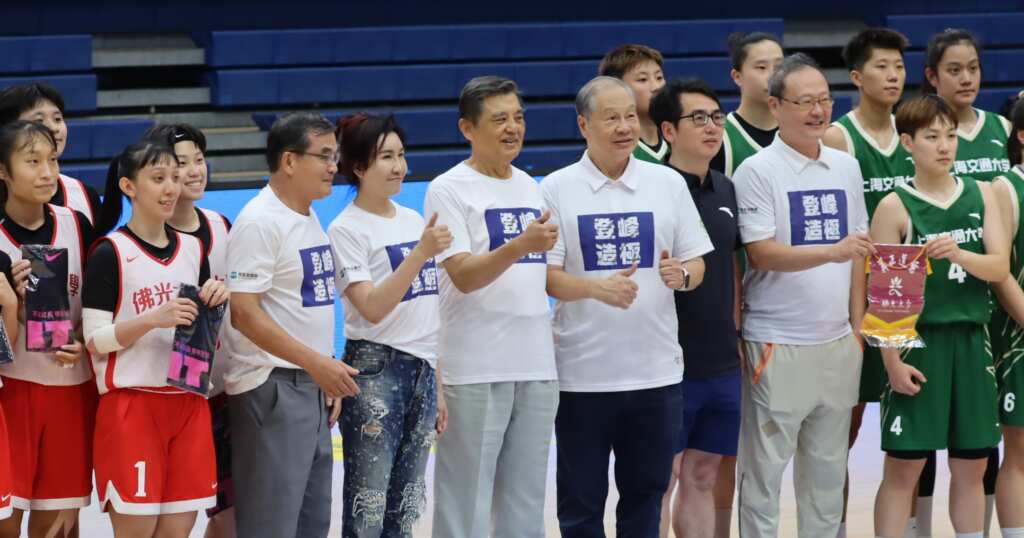 創國內高中職校長28年半任期紀錄的李述藺(中)，公職退休後繼續在交流促進會奉獻。 (魏冠中攝影)