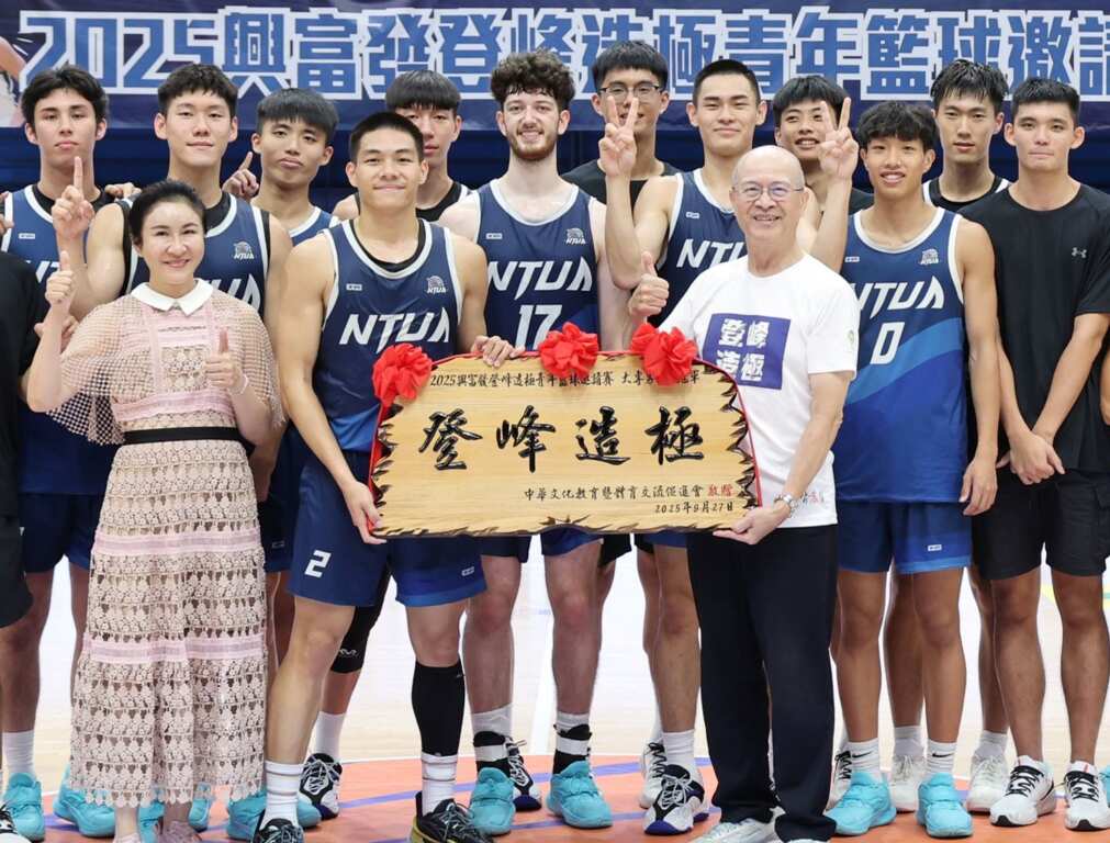 佛光大學老校長何卓飛博士(右前)頒獎給大男組冠軍國立臺灣藝大，象徵促進會進入新紀元。 (大會提供)