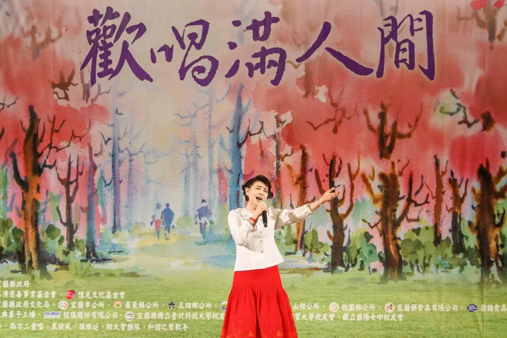 簡文秀獻唱奇異恩典 為花蓮災民祈福