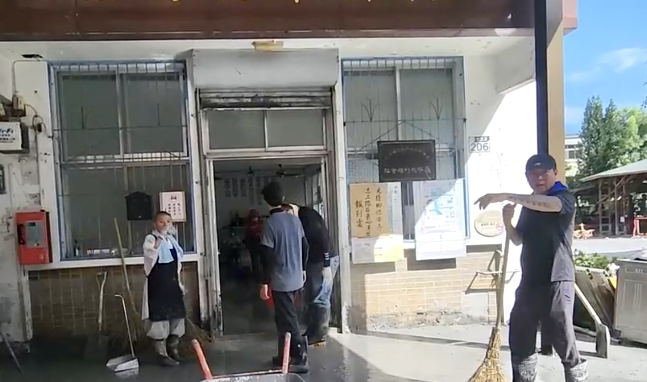 花蓮光復鄉洪華紀念館臨時設立志工報到處，志工陸續前來登記並領取清理工具投入救災。（圖／林照東翻攝）