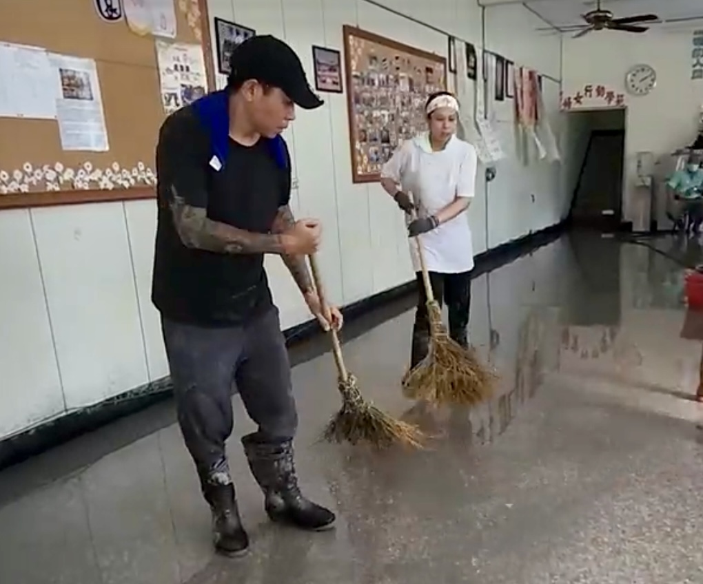 志工合力清掃受災建築內部積水與泥濘，盡速恢復當地基本環境。（圖／林照東翻攝）