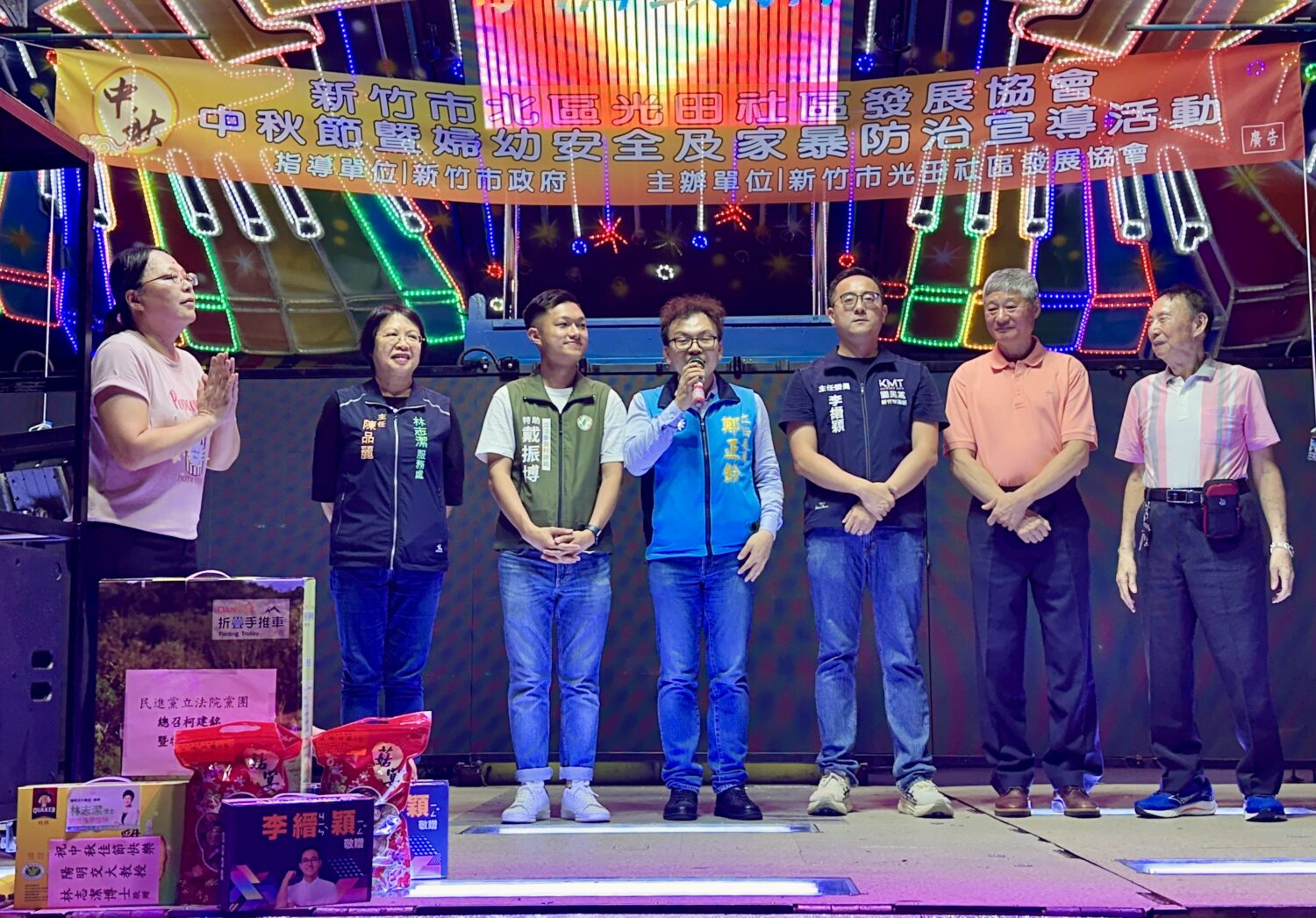 新竹市國民黨李縉穎主委（右三）立法委員鄭正鈐（中）於光田社區致詞表示，承諾持續在中央爭取資源，打造更好的新竹市，現場多位地方民代與貴賓共同站台支持。（圖/記者林照東攝）