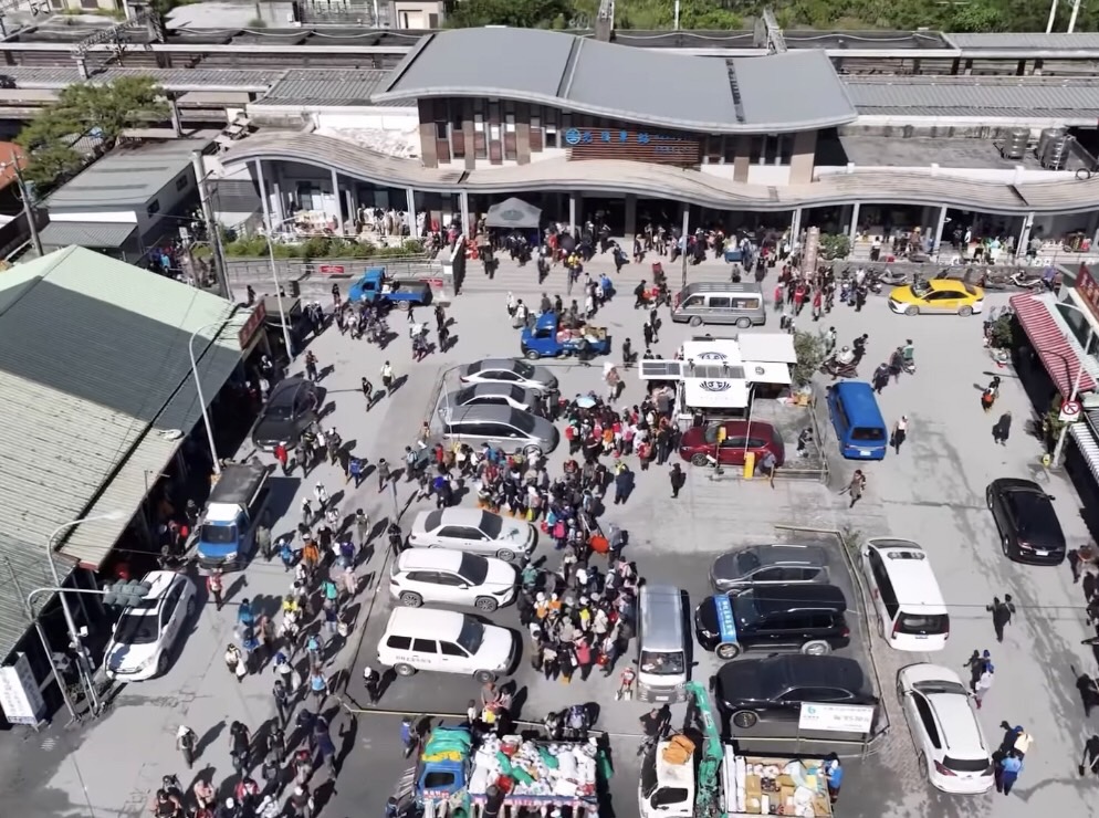 ▲各地志工湧入光復火車站,協助樺加沙災區復原清掃。(照片翻攝Threads)