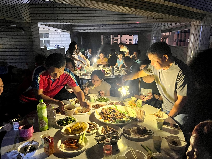 ▲立德警友站策畫一場驚喜慰勞活動，提前為員警帶來團圓的溫暖。