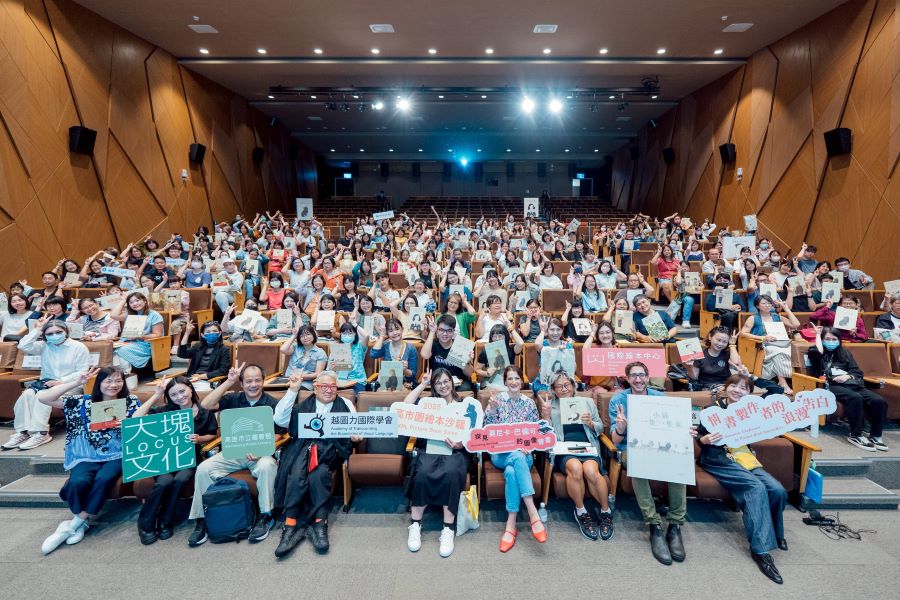 ▲高市圖獨家策畫辦理的繪本沙龍《我的小情歌》,吸引許多創作者、出版社特地來高雄參與,和現場與會來賓民眾大合照。