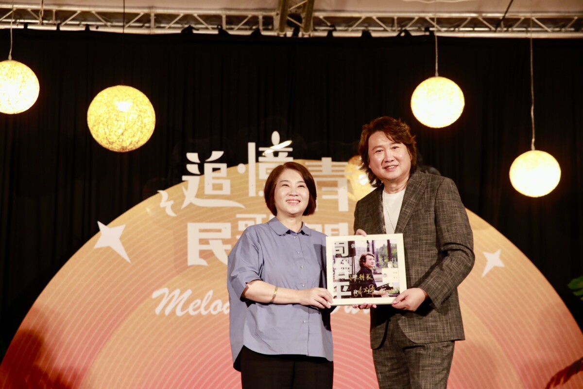 ▲屏東勝利星村今(28)日化身時光舞台,以「追憶青春.民歌開唱」為主題,邀請搖滾民歌代表金智娟(娃娃)與情歌詩人周治平開唱,周治平致贈簽名黑膠唱片給縣長周春米,做為勝利星村典藏。