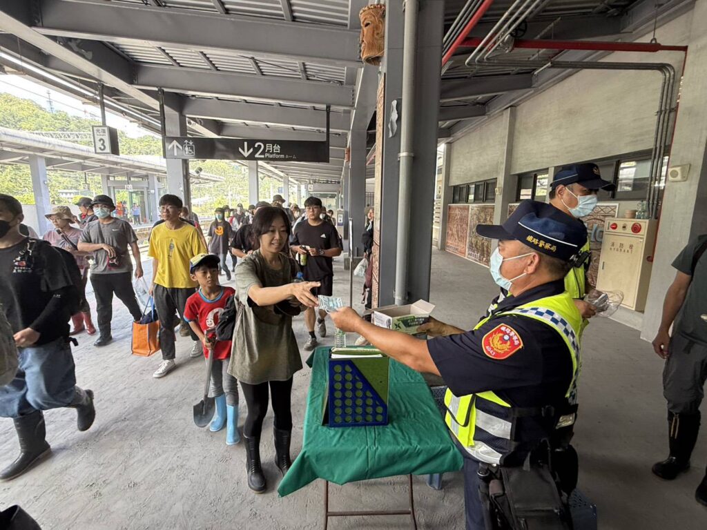 鐵警花蓮分局於光復車站設置機動派出所 加強站區疏導及防詐宣導 守護災民及旅運安全 14 %E5%9B%9B 17