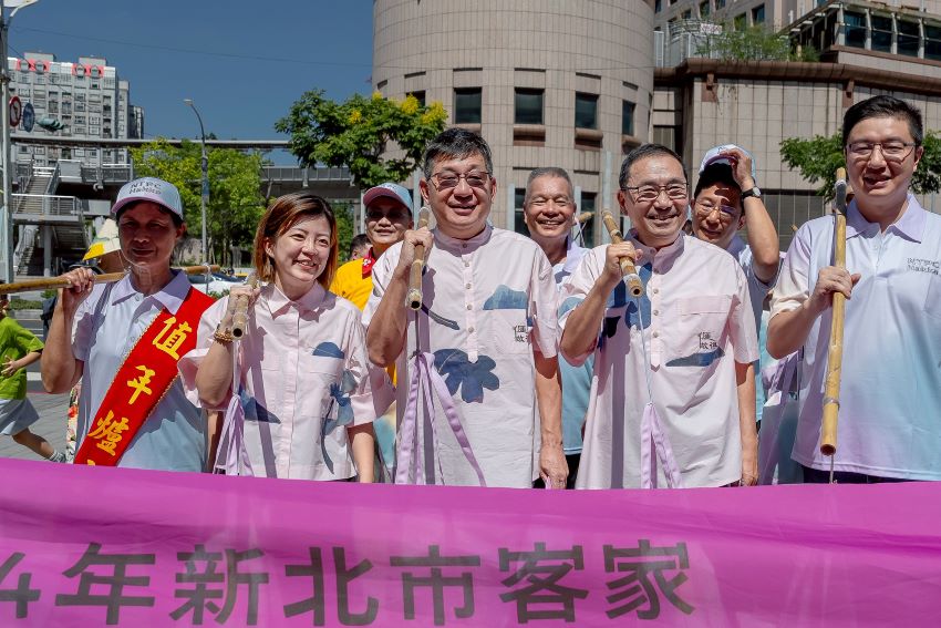 義起轉新北 侯友宜「挑擔奉飯」進場掀高潮 4 《圖說》主新北市客家才藝協會-陳明珠、客家局長劉冠吟、新北市議會副議長陳鴻源、市長侯友宜共同挑擔踩街進會場。〈客家局提供〉