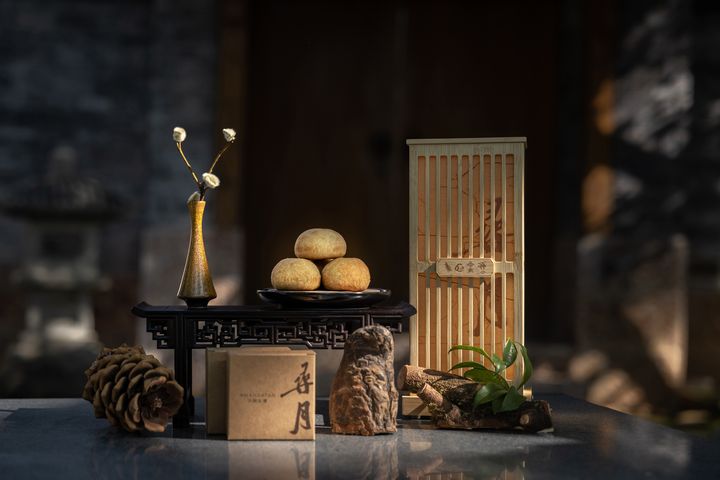 大研安縵中秋禮盒竹牌上鐫刻東巴象形文字與漢字相映成趣。 圖:安縵集團/提供