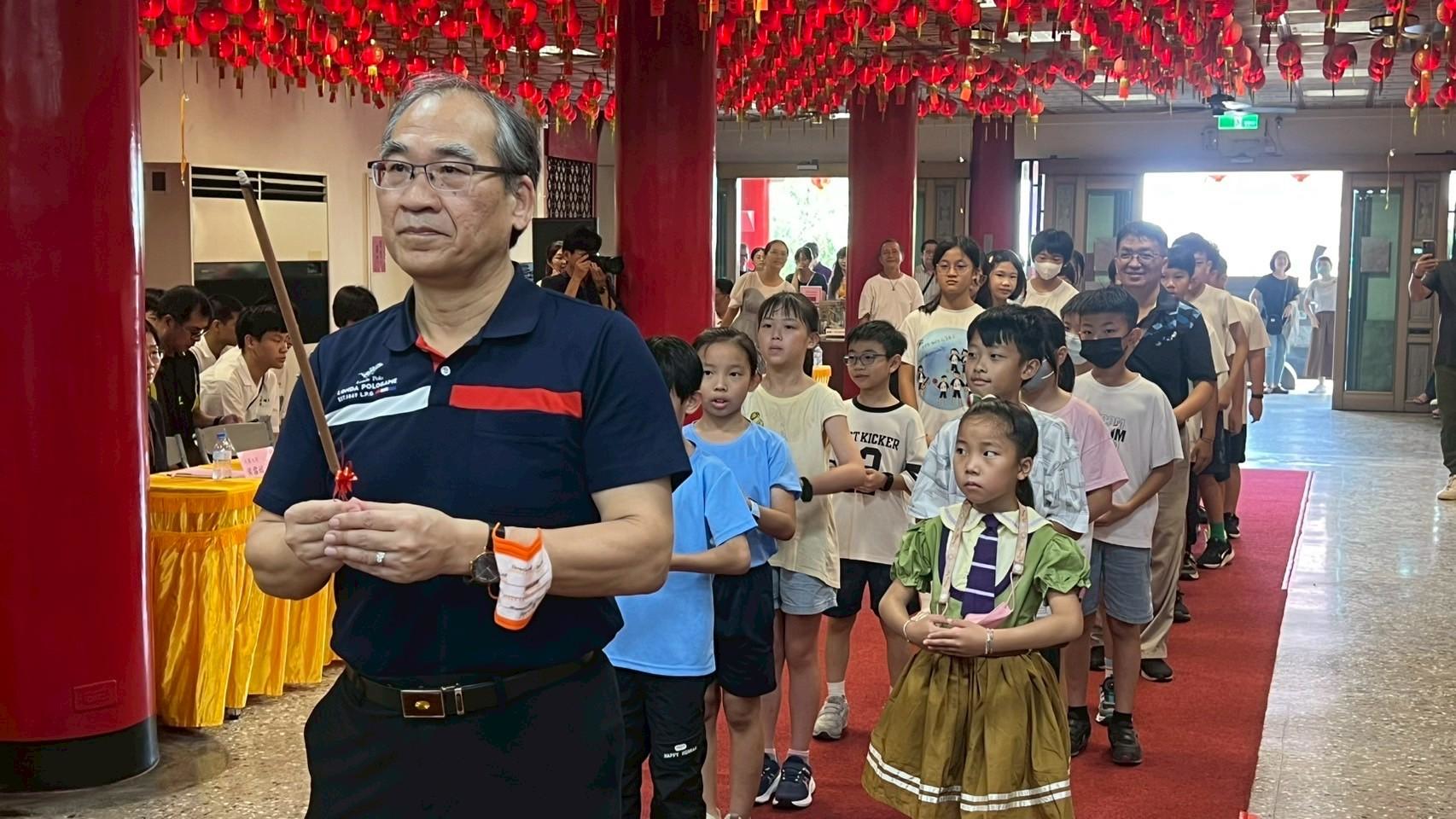 八卦山大佛寺祭孔大典熱鬧登場 師生吟詩共頌至聖先師 - https://www.watchmedia01.com