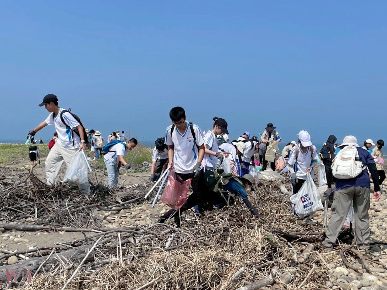 守護海洋生態 中市環保局推動「煙蒂不落地 減塑好生活」 近千人響應淨灘 - https://www.watchmedia01.com