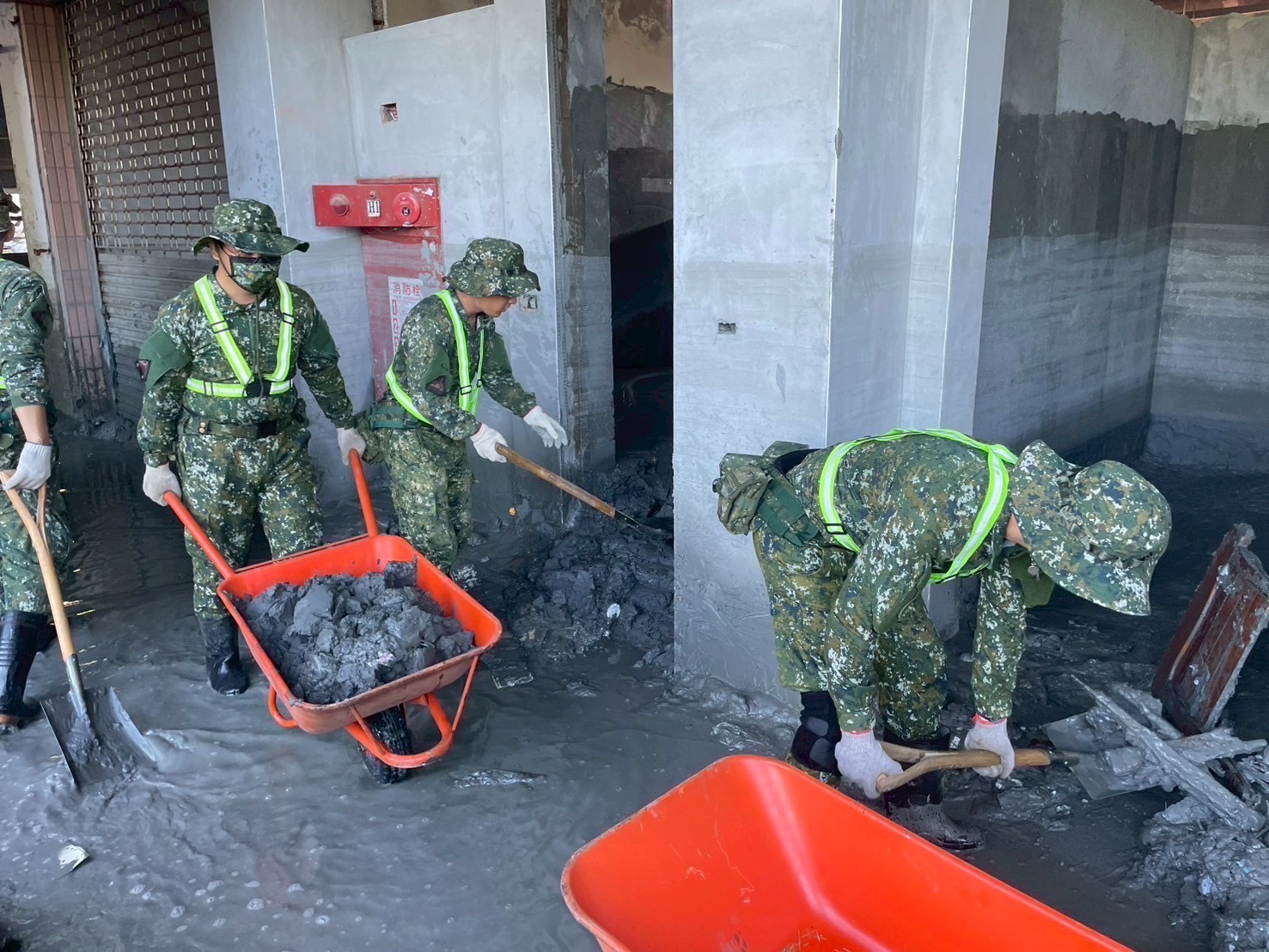 愛民如親 六軍團官兵用汗水與關懷 溫暖花蓮受災民眾的心 - https://www.watchmedia01.com