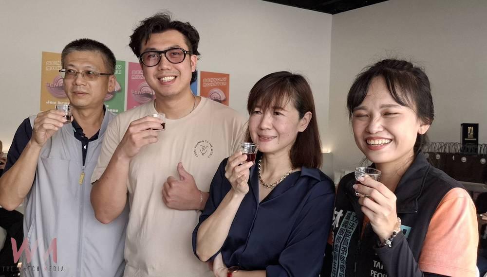 孵化獸風味教育學院與雷霆山咖啡學苑於嘉義市舉辦「學院授權簽約儀式」暨《2025 一念一栗雲南咖啡線上烘豆賽》啟動儀式,讓嘉義市精品咖啡教育與國際產業鏈結的新里程碑。(圖/記者陳惲朋攝)