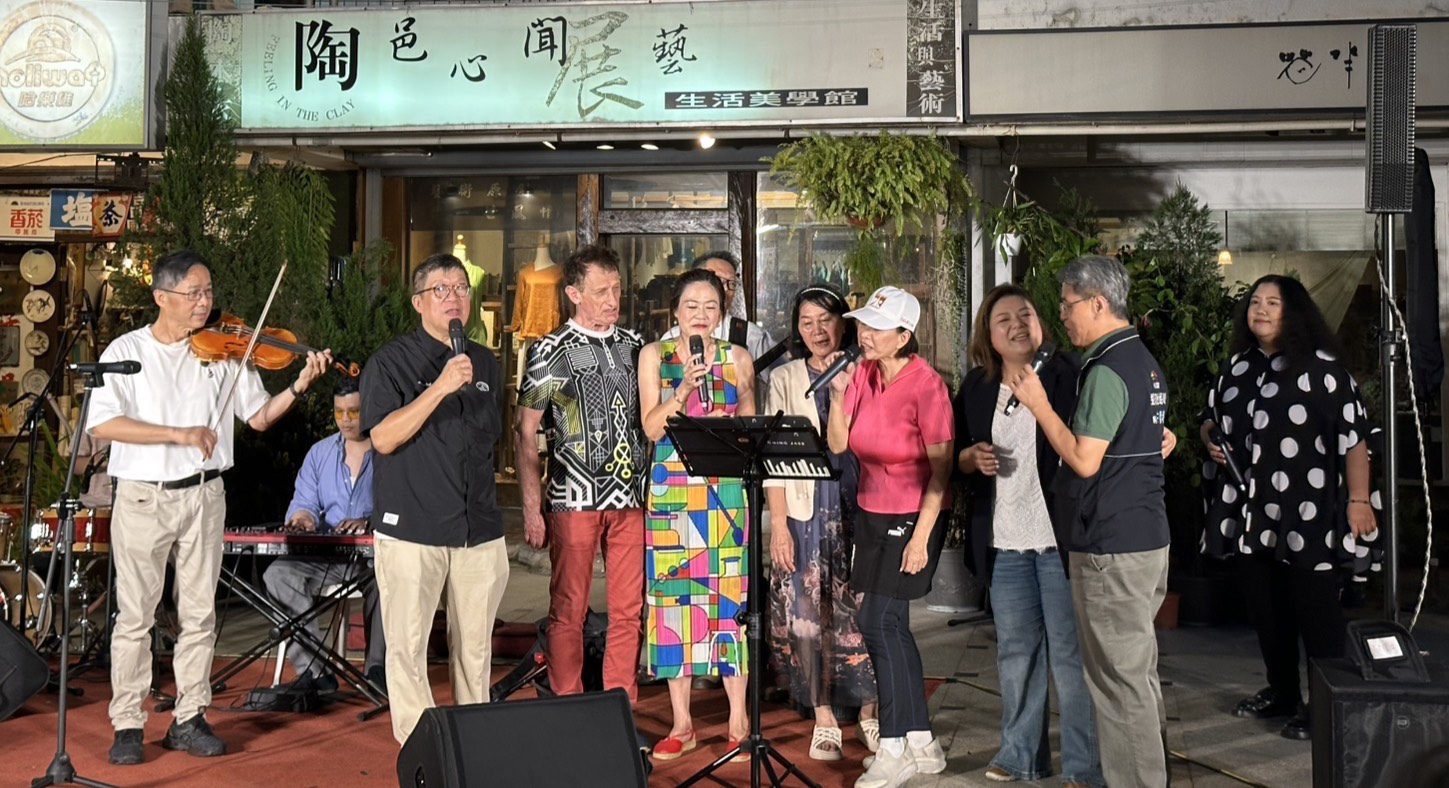 圖 市府長官與表演團體合唱 記者王偉翻攝