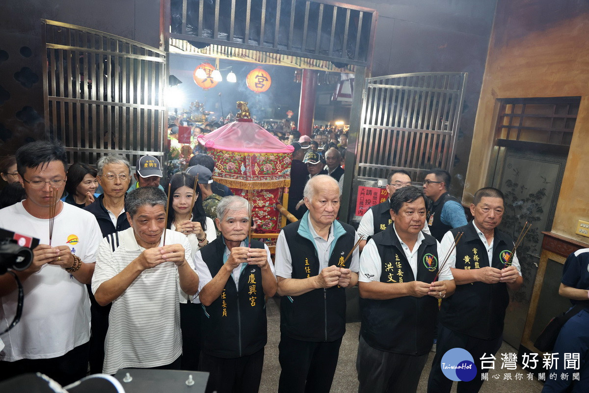 張市長、何議長等獻香敬拜感恩媽祖賜福南投。(縣府提供)