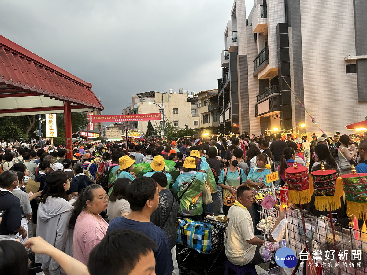 復興路擠得水洩不通。(記者扶小萍攝)