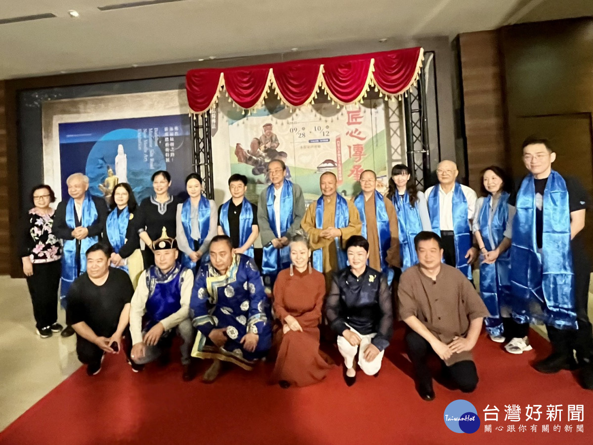 兩岸貴賓與來自內蒙古的非遺傳承人共同揭幕合影。