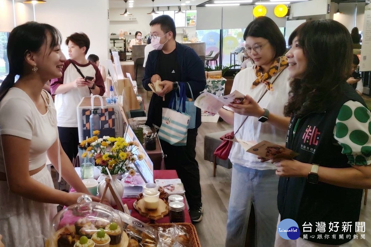 桃園市政府青年事務局長侯佳齡與市集團隊交流。<br /><br />
