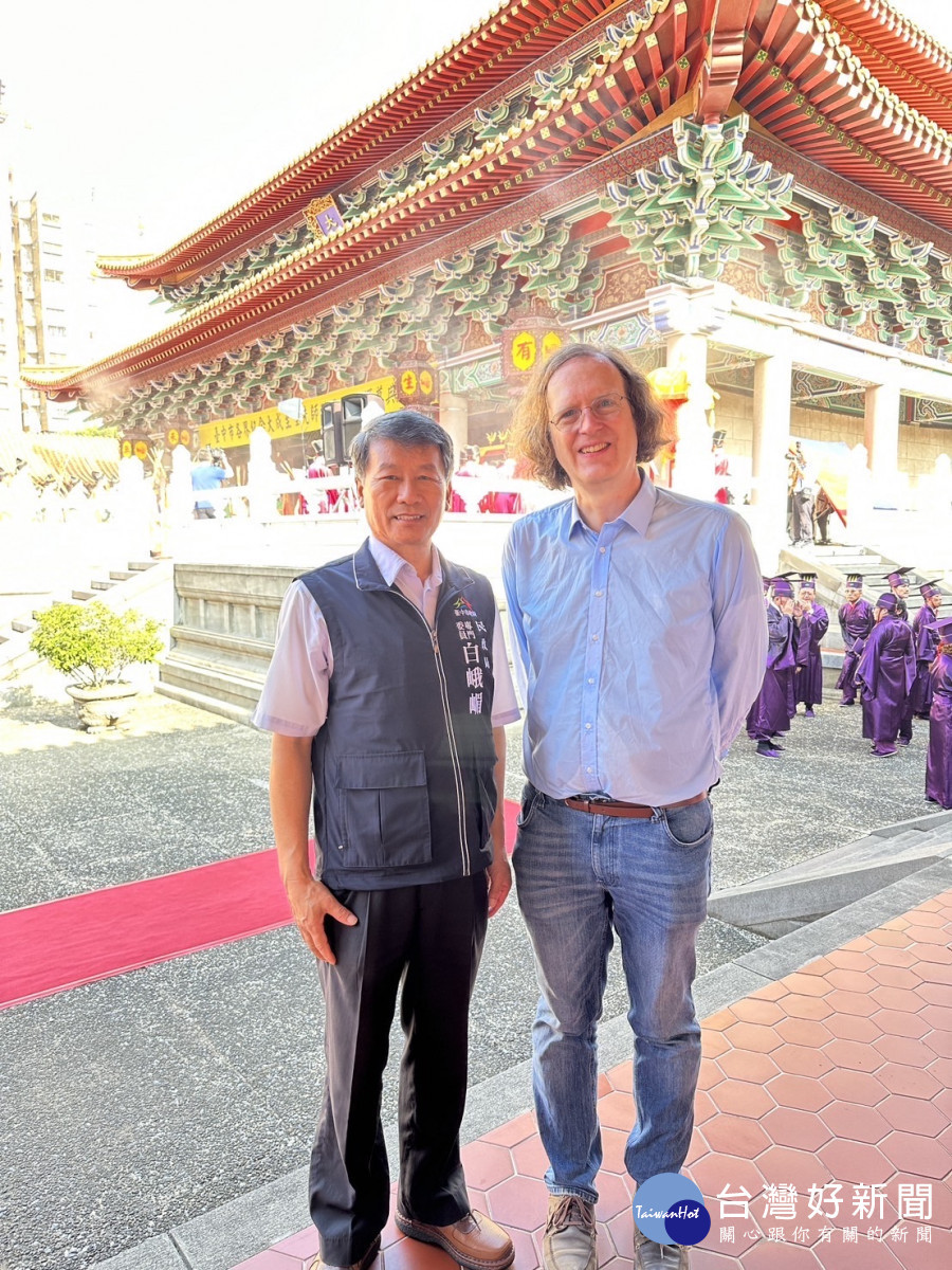 蘇費翔主任參加台中市各界紀念大成至聖先師孔子誕辰2575週年釋奠典禮，台中市府民政局專委白峨嵋接待。