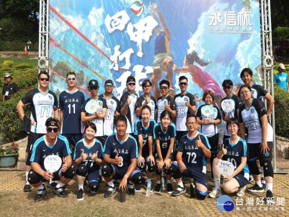 「周董」周思齊(前排左一)率領山羊兄弟棒球隊隊友們組成兩支隊伍上鐵砧山朝聖永信杯排球賽。（記者陳榮昌攝）