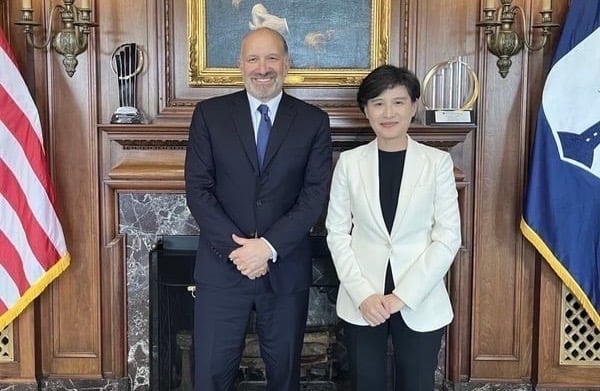 美國商務部長盧特尼克預告,將與台灣達成重大協議。圖為鄭麗君在美與盧特尼克談判時合影。行政院提供