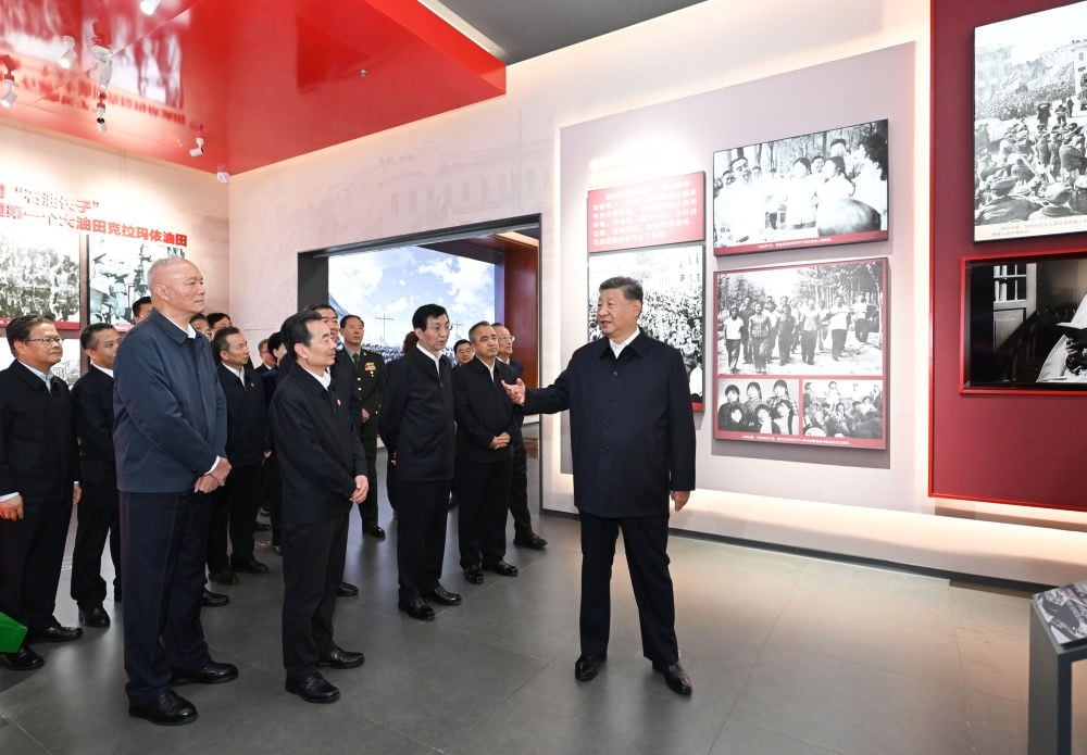習近平24日主持新彊自治區成立70周年紀念活動,陪同的有中央政治局常委蔡奇(前排左1)、王滬寧(前排左3)等人。翻攝新華社