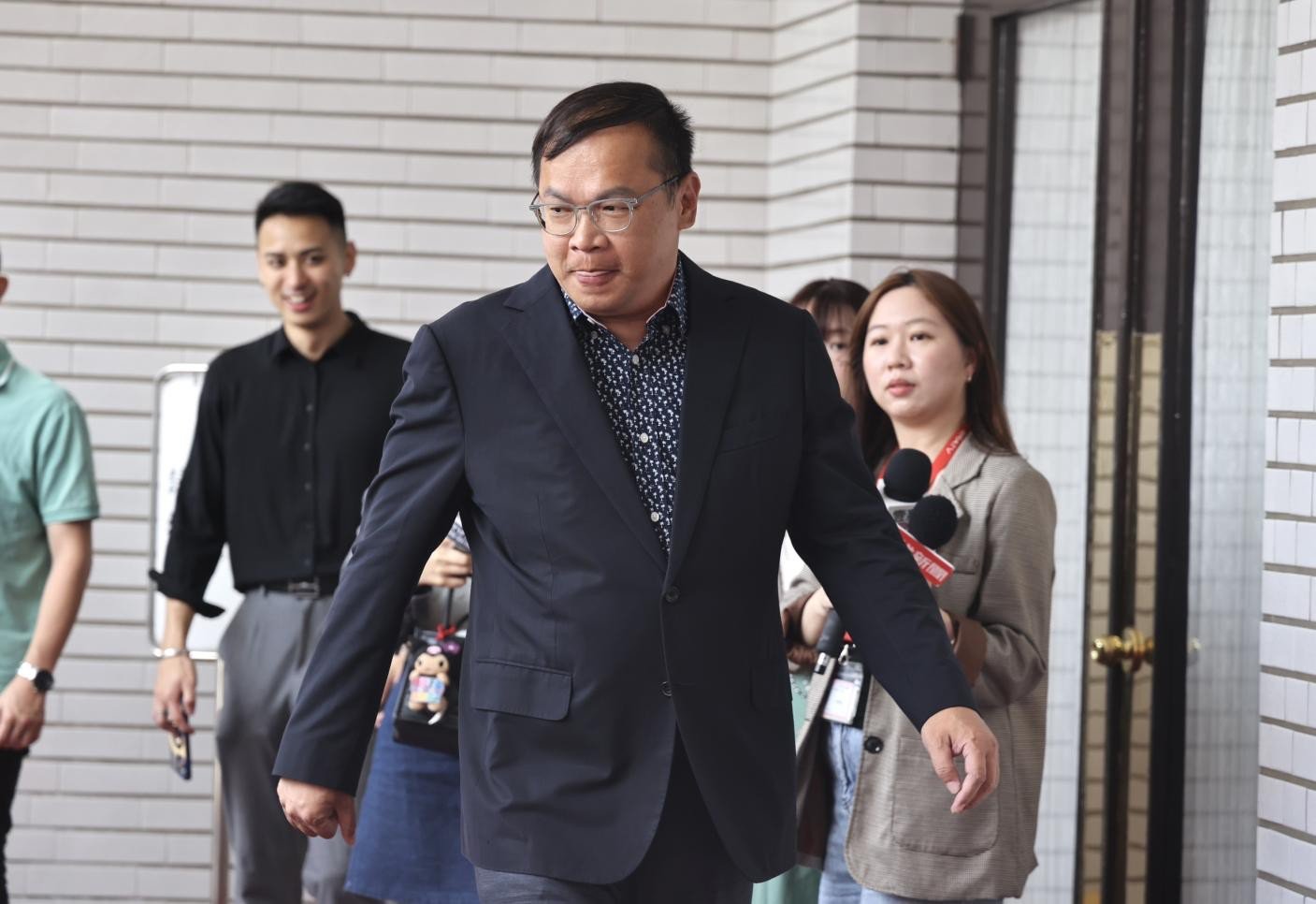 被指是跟拍政治人物成員之一的謝幸恩請辭獲准。圖為22日王義川開記者會指控民眾黨主席黃國川是這個狗仔集團的指揮。林啟弘攝