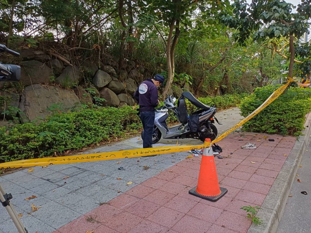 淡水雙載機車清晨擦撞路緣齊噴飛 女重傷男身亡