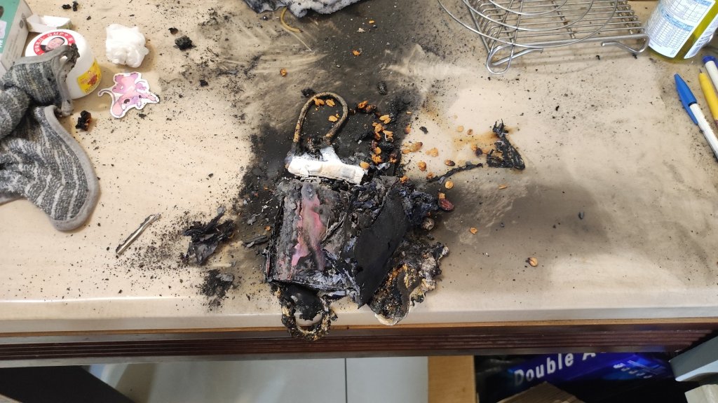 小米行動電源停充後仍爆炸起火-序號驗證正常卻自燃引恐慌
