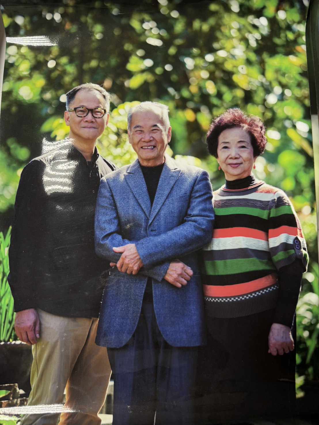 (右一)師母溫婉幽默、秀外慧中,亦擅長書法,與李老師比肩同行,成就藝術與人生的美好篇章。