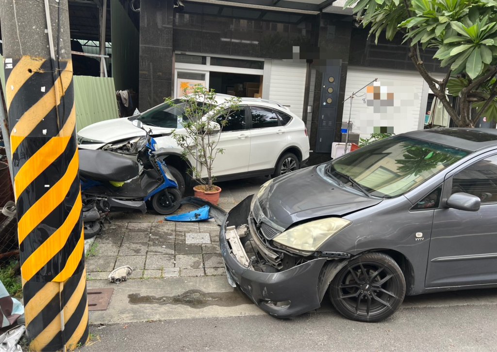 高雄男「邊吃邊開」連撞4車!連住家鐵皮都遭殃 這下慘了