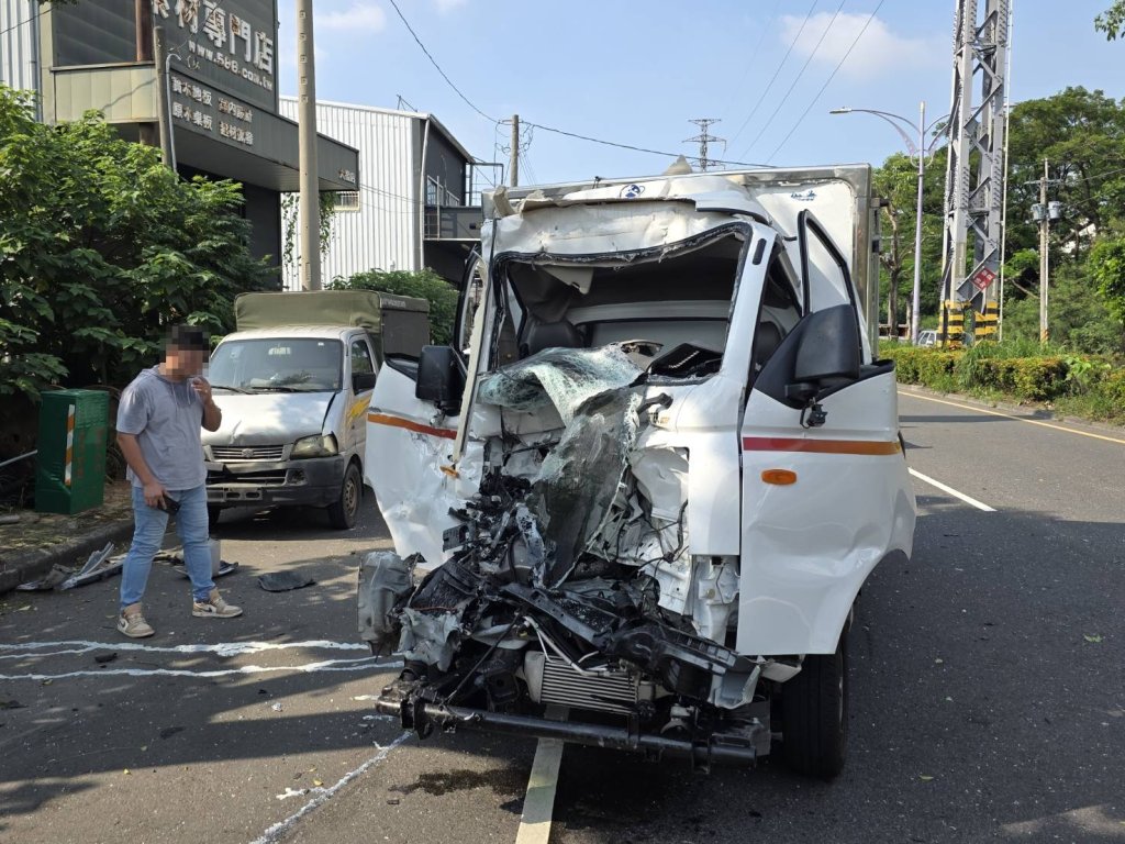 快訊/高雄林園6車事故!小貨車追撞後…連波及4車