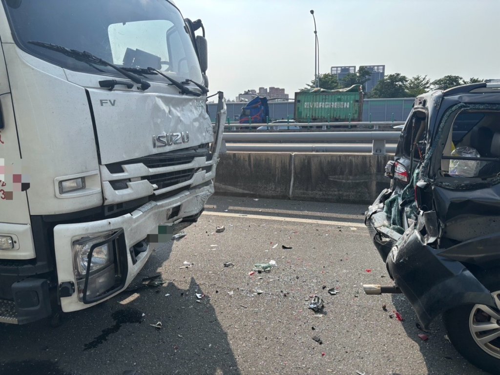 快訊/國道連環車禍!大貨車「沒注意前方狀況」一撞9人傷