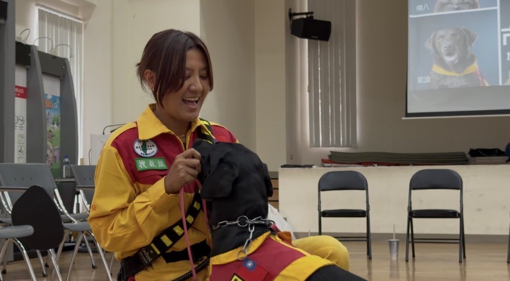 搜救犬咪娜掉泥沼…領犬勇消曝「打算跳下去」 親吐:牠就像我的女兒