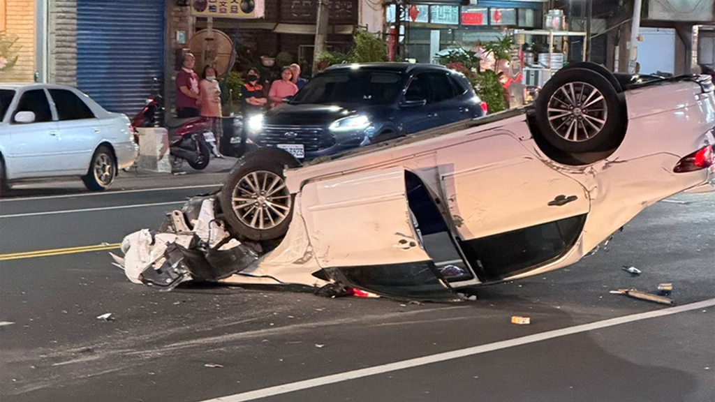 台南新營轎車翻車!轎車「四輪朝天」翻覆 駕駛受困僅輕傷
