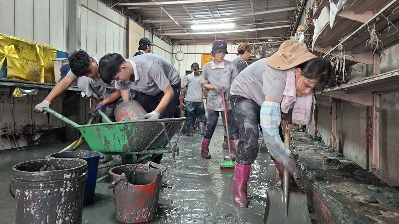 以愛接力 慈大雨鞋超人續進光復