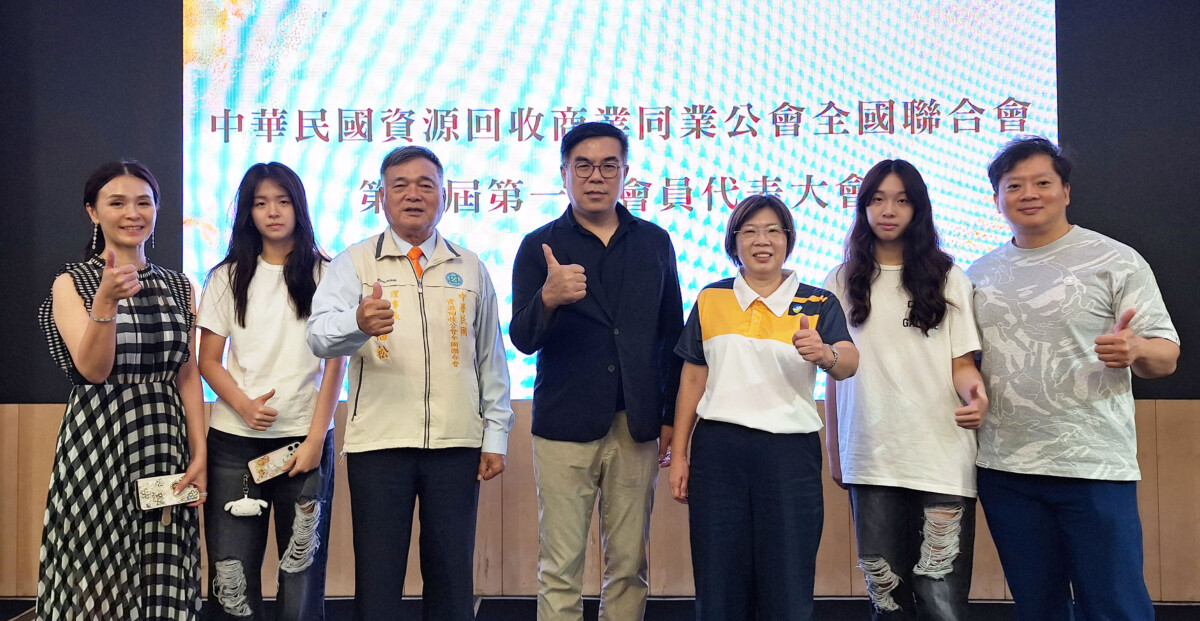 陳福松總裁(左三)全家三代與彭啟明部長(右四)及賴瑩瑩署長(右三)合影,同心為台灣永續發展投入心力。(圖/記者黃采蓮拍攝)