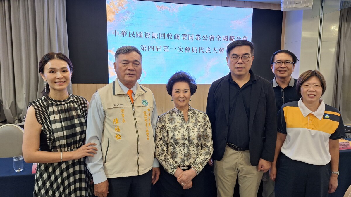集團持續推動永續發展策略與政府攜手完成，陳奕潔董事長(左一)、陳福松總裁(左二)、郭秀英夫人(左三)、環境部部長彭啟明(右三)、資源循環署署長賴瑩瑩與副執行秘書翁文穎。(圖/記者黃采蓮拍攝)