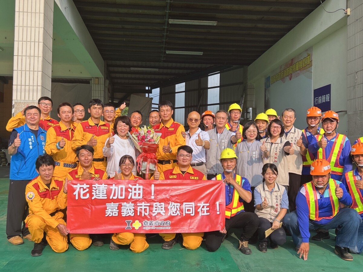 嘉義市黃敏惠市長特別親自前往消防局東區分隊，迎接辛苦歸來的搜救英雄。（圖/嘉義市政府提供）