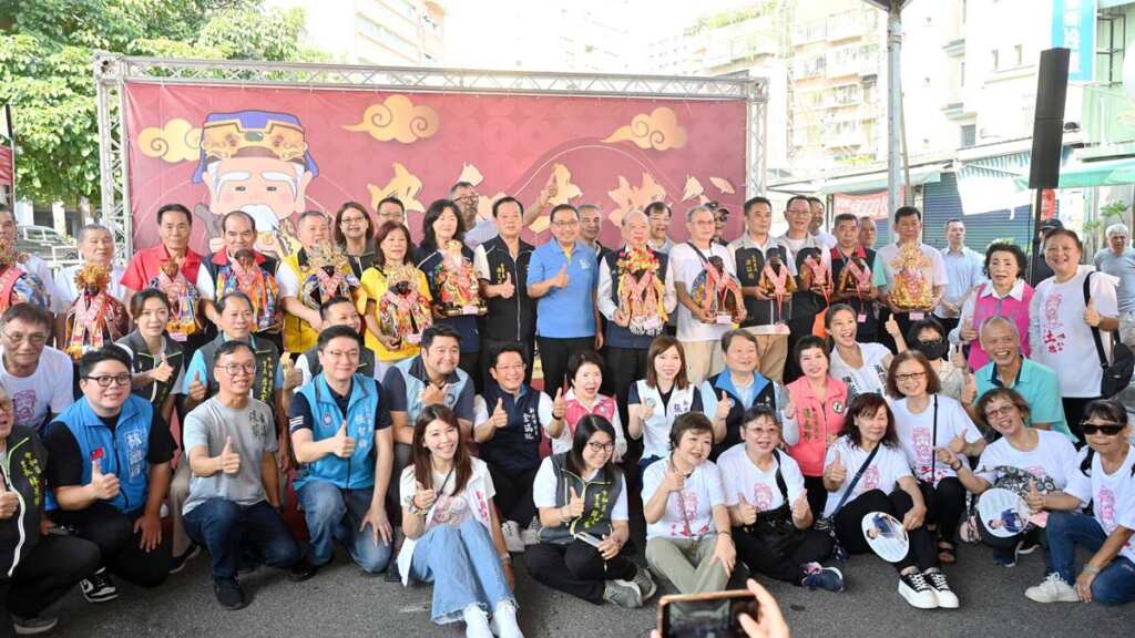 ▲新北市長侯友宜到場祈求國泰民安、地方蓬勃發展，並為福德佑民遶境活動鳴鑼，祈佑活動平安圓滿。