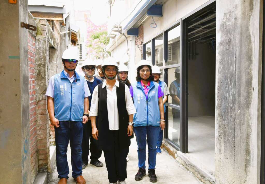 ▲2025台灣設計展在彰化倒數11天，其中位於中興莊眷村文化園區策展的「人人百貨 NEXT-GEN Store」，是匯聚彰化青年創意與活力的亮點展區之一，縣長王惠美今日前往中興莊視察進度。（彰化縣政府提供）