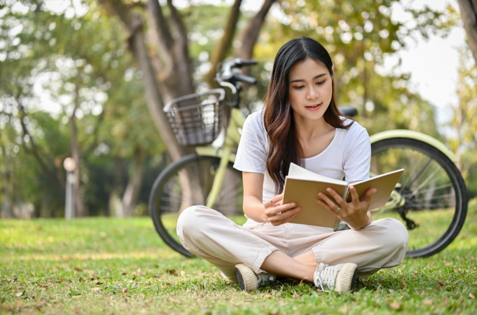 下次當妳感到糾結時，去運動、閱讀看書，或者與其他朋友交流，讓自己的思緒從負面情緒中抽離。圖/123RF圖庫